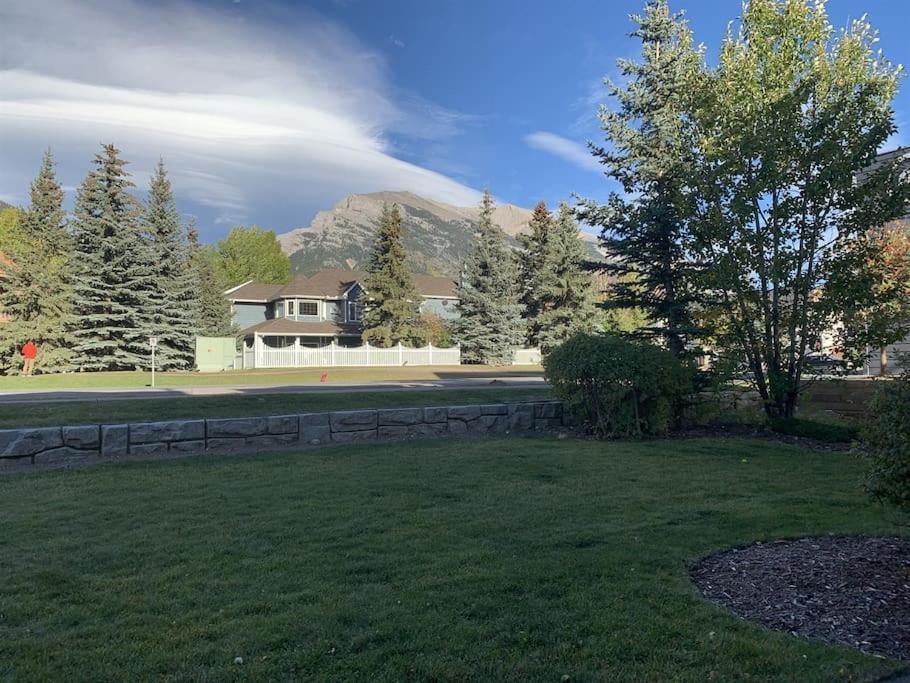 New! Cozy Rocky Mountain Chalet Managed By Little Sister Getaways キャンモア エクステリア 写真
